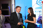 Женис Утегенов, ген.директор АрселорМиттал Актау, принимает награду Проект года за развитие казахстанского содержания
